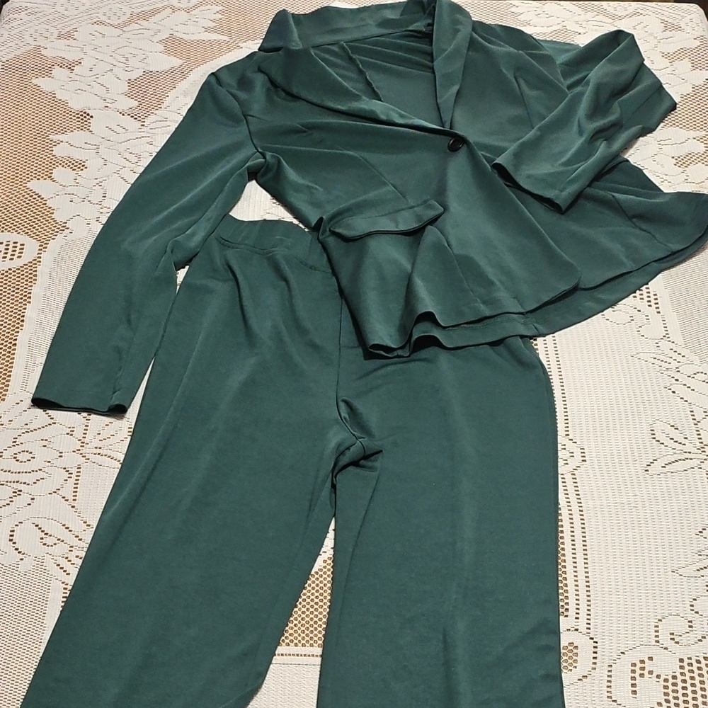 Travel Ready Green Two-Piece Pant Suit - Picture 1 of 16